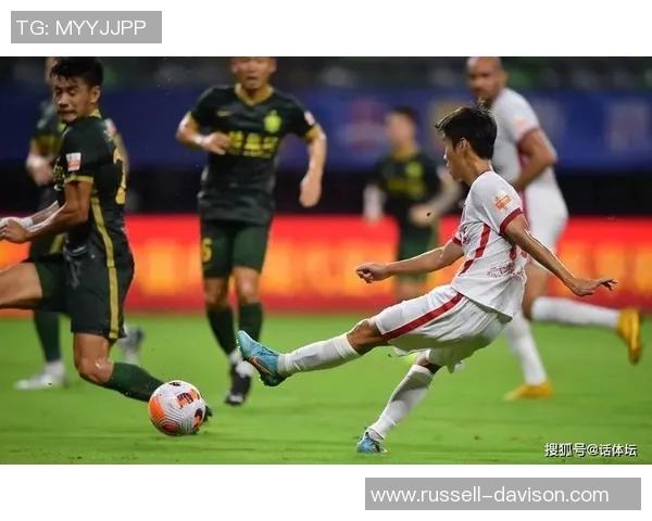 胡荷韬边路突破展现个人技术与团队配合的完美结合