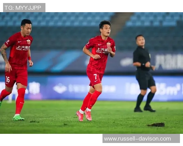 武磊精彩进球助力上海海港赢得关键比赛展现球队实力与团结精神