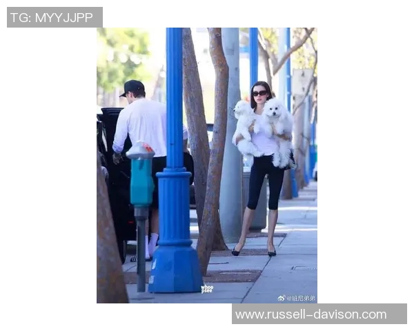 鲁尼携妻儿现身荷兰度假，狗仔镜头下的温馨瞬间